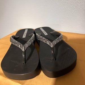 I Panera black slip on flip-flop sandals Size 6 NWOT